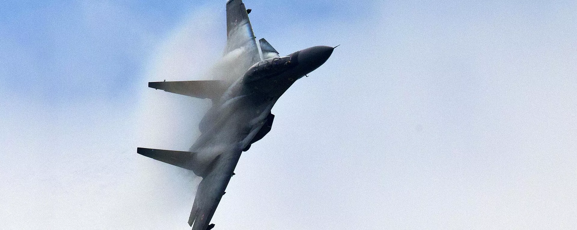 A Sukhoi SU-30 displays its skills during an air show ahead of the anniversary of Indian Air Force and the diamond jubilee celebration of the Tezpur Air Force Station in Tezpur, India, Thursday, Sept. 26, 2019. - Sputnik भारत, 1920, 26.11.2024