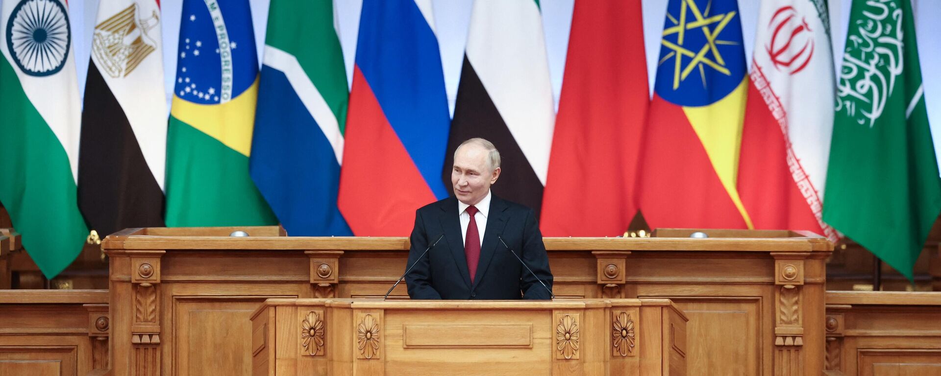 Putin addresses a BRICS parliamentary forum in Saint Petersburg on July 11, 2024. - Sputnik India, 1920, 16.07.2024