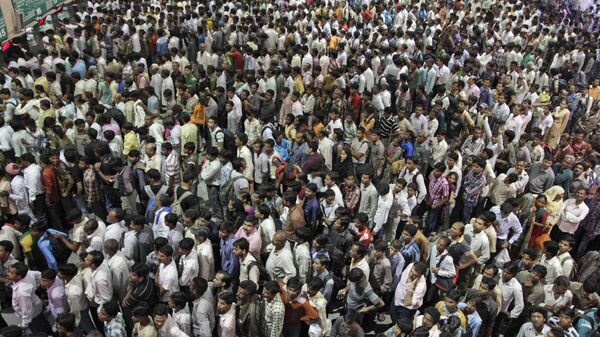Indians crowd ticket counters at the railway station in Ahmadabad, India, Oct. 23, 2011. - Sputnik भारत