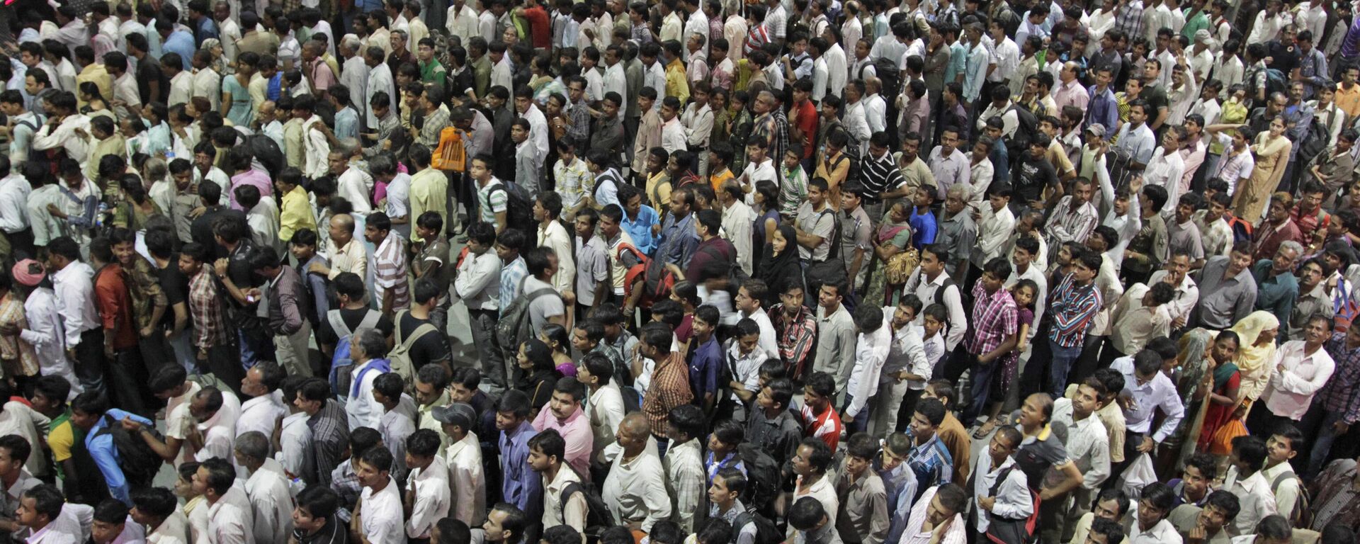 Indians crowd ticket counters at the railway station in Ahmadabad, India, Oct. 23, 2011. - Sputnik भारत, 1920, 12.07.2024