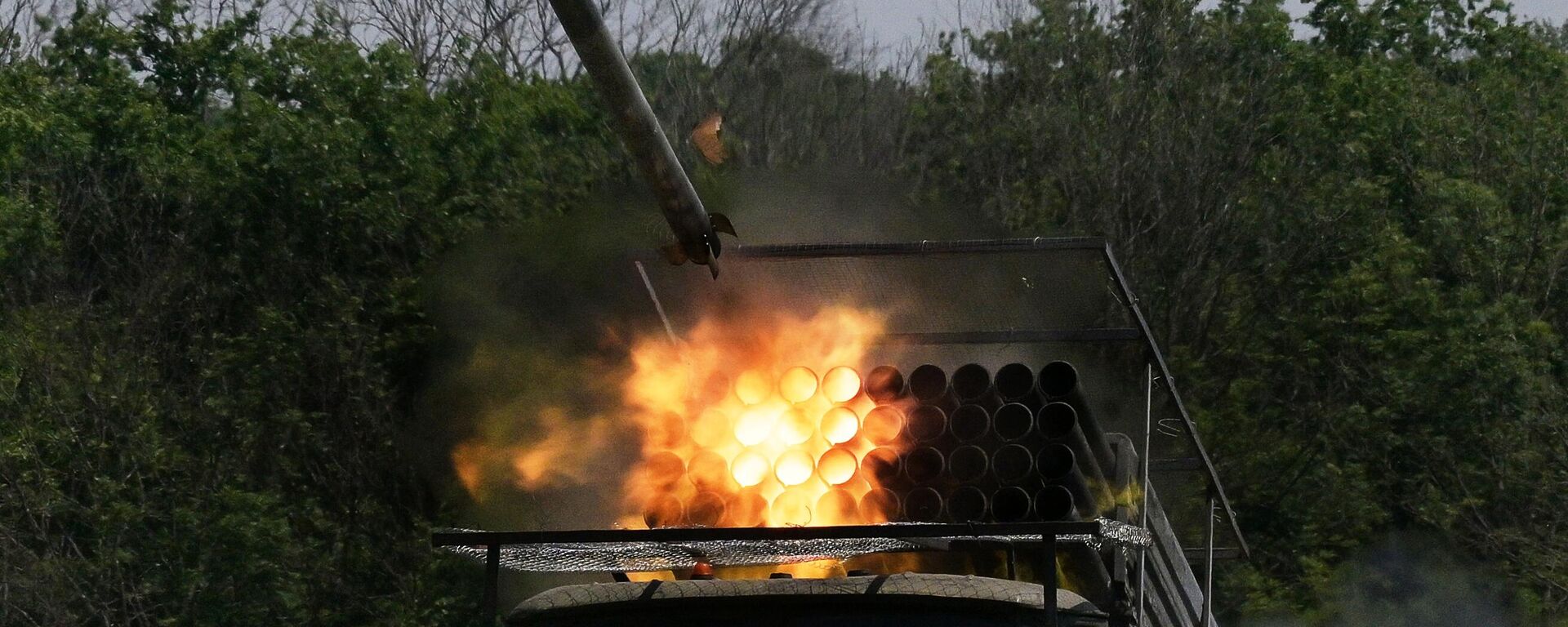 Russian servicemen fire a BM-21 Grad multiple rocket launcher towards Ukrainian positions - Sputnik भारत, 1920, 14.07.2024