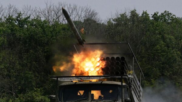 Russian servicemen fire a BM-21 Grad multiple rocket launcher towards Ukrainian positions - Sputnik भारत