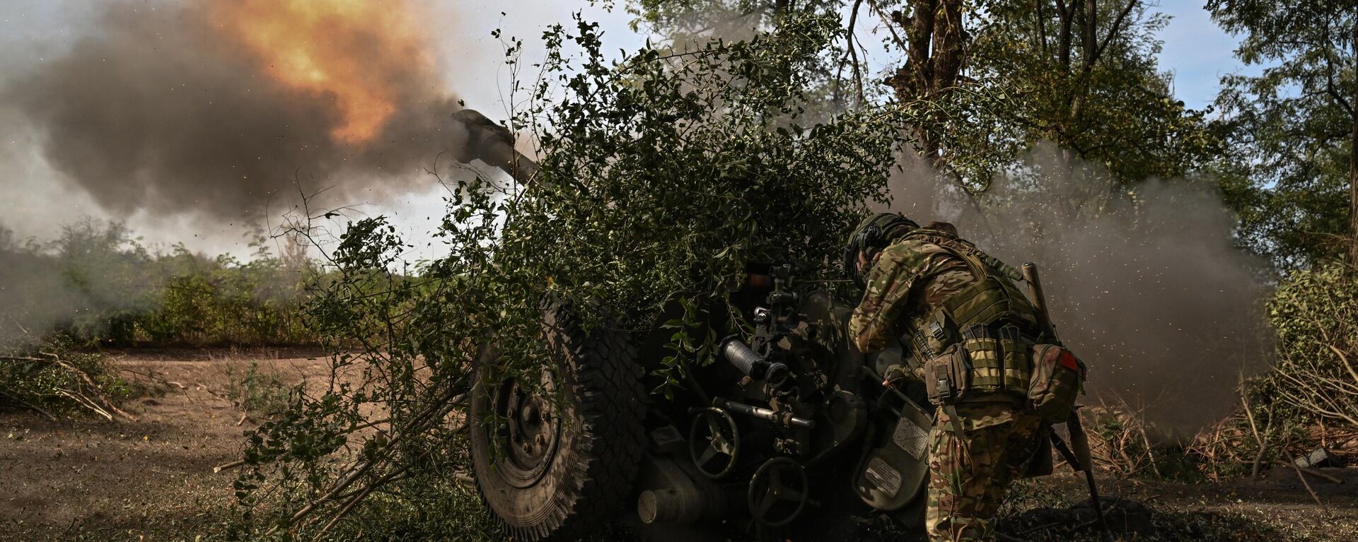 A Russian serviceman of the Central Military District fires a 2A18 122mm D-30 howitzer towards Ukrainian positions in the course of Russia's military operation in Ukraine, in Lugansk People's Republic, Russia. - Sputnik भारत, 1920, 01.08.2024