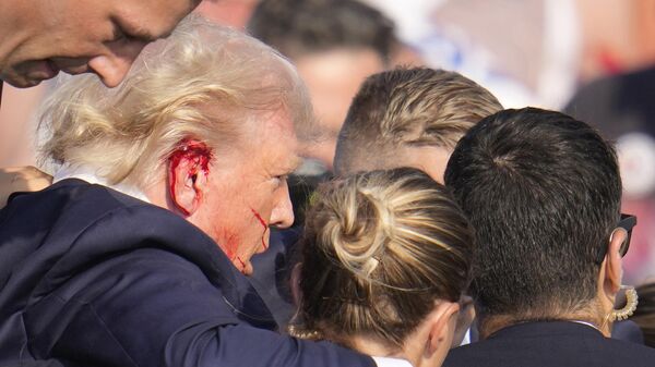Дональд Трамп после покушения на предвыборном митинге в Батлере, США - Sputnik भारत