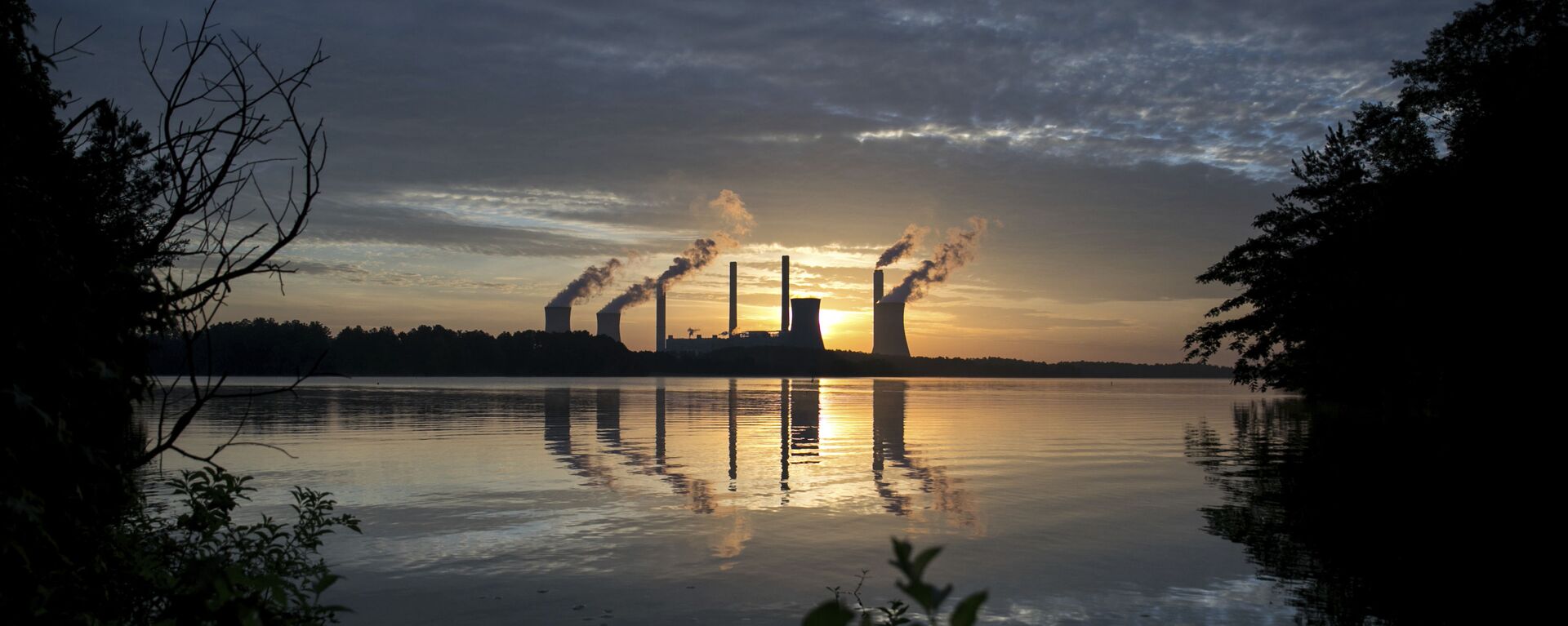 The coal-fired Plant Scherer, one of the nation's top carbon dioxide emitters, stands in the distance in Juliette, Ga., Saturday, June, 3, 2017 - Sputnik भारत, 1920, 17.07.2024