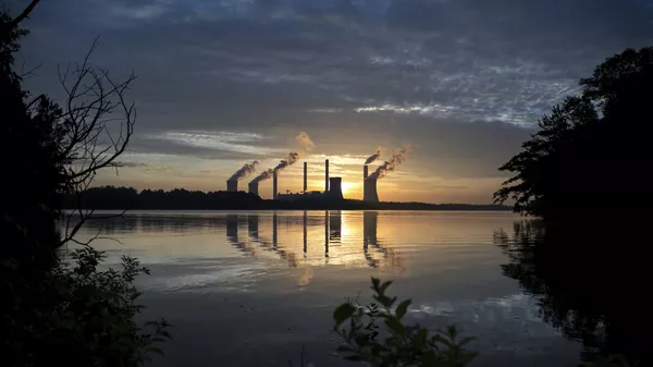 The coal-fired Plant Scherer, one of the nation's top carbon dioxide emitters, stands in the distance in Juliette, Ga., Saturday, June, 3, 2017 - Sputnik भारत