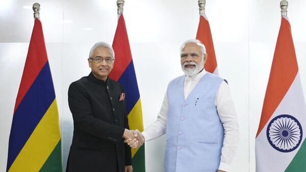 Prime Minister Shri Narendra Modi meets H.E. Mr. Pravind Kumar Jugnauth, Prime Minister of Mauritius at Gandhinagar, Gujarat - Sputnik India