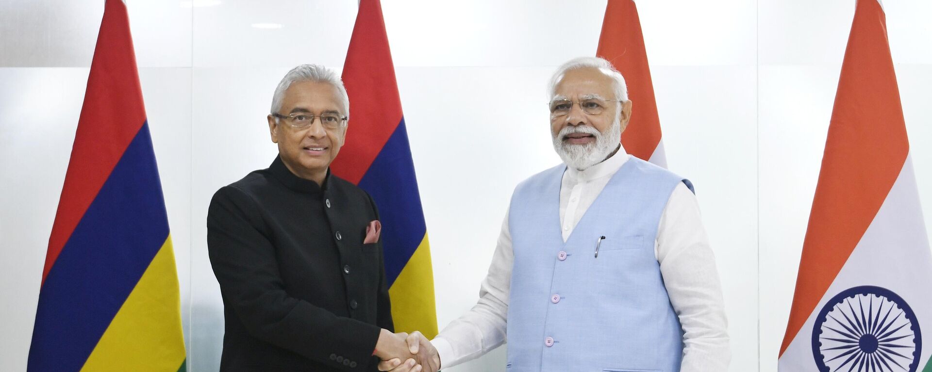 Prime Minister Shri Narendra Modi meets H.E. Mr. Pravind Kumar Jugnauth, Prime Minister of Mauritius at Gandhinagar, Gujarat - Sputnik India, 1920, 19.07.2024