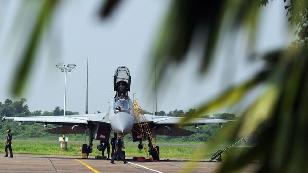 Indian Air Force (IAF) engineers prepare a Sukhoi-30 jet ahead of a drill for Air Force Day celebrations in Kalikunda airbase of IAF around 170 KM west of Kolkata on September 29, 2011. - Sputnik India