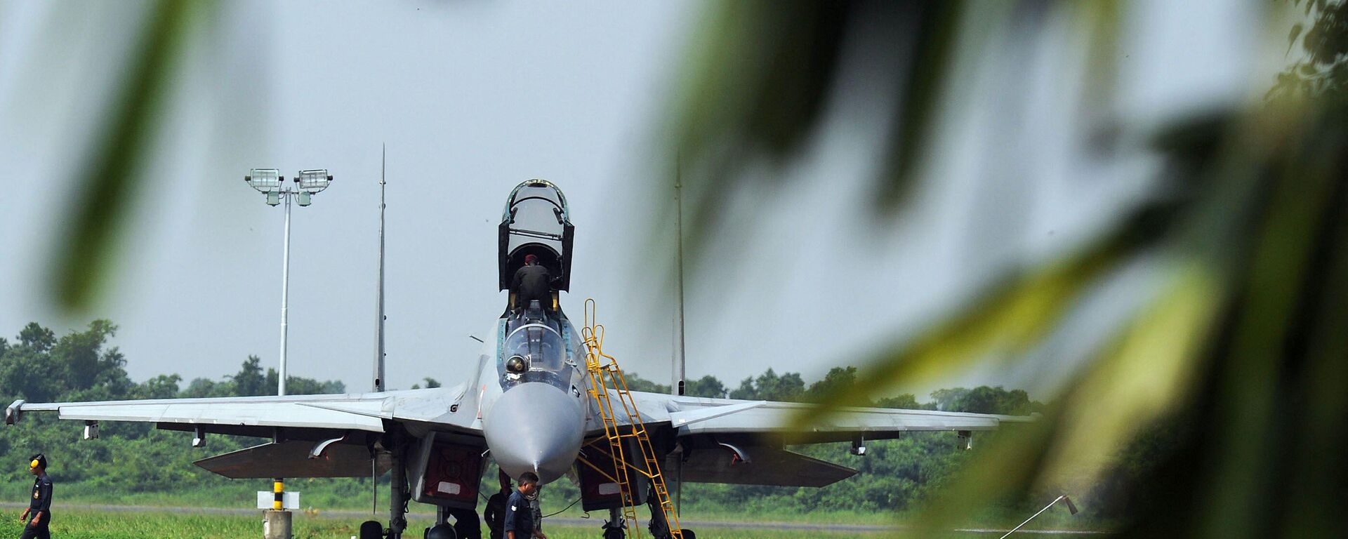 Indian Air Force (IAF) engineers prepare a Sukhoi-30 jet ahead of a drill for Air Force Day celebrations in Kalikunda airbase of IAF around 170 KM west of Kolkata on September 29, 2011. - Sputnik India, 1920, 20.07.2024