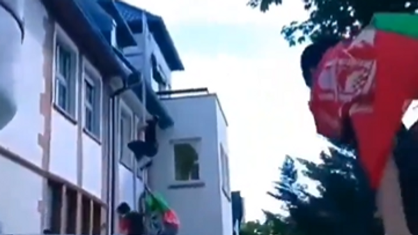 Afghans storming Pakistani consulate in Frankfurt - Sputnik भारत
