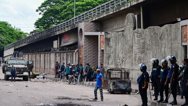 Police stand guard at the headquarters of state broadcaster Bangladesh Television, after students set it on fire amid the ongoing anti-quota protest in Dhaka on July 19, 2024. - Sputnik भारत
