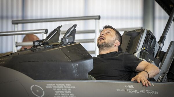 Ukrainian President Volodymyr Zelensky sits in a F-16 fighter jet in the hangar of the Skrydstrup Airbase in Vojens, northern Denmark, on August 20, 2023. Washington has told Denmark and the Netherlands that they will be permitted to hand over their F-16 fighter jets to Ukraine when the country's pilots are trained to operate them, the US State Department said on August 18, 2023. Both Denmark and the Netherlands are leading the program to train Ukraine's pilots on the F-16. - Sputnik भारत