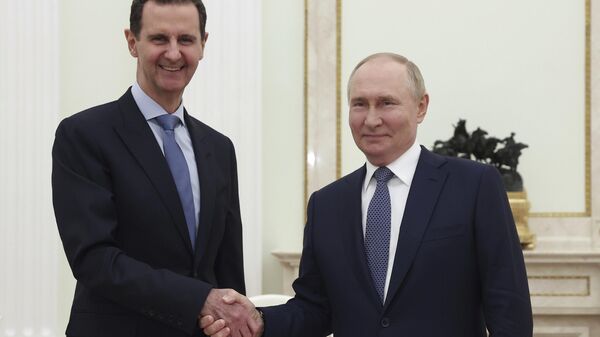 Syrian President Bashar Assad, left, and Russian President Vladimir Putin shake hands during their meeting in Moscow, Russia, Wednesday, July 24, 2024. - Sputnik भारत