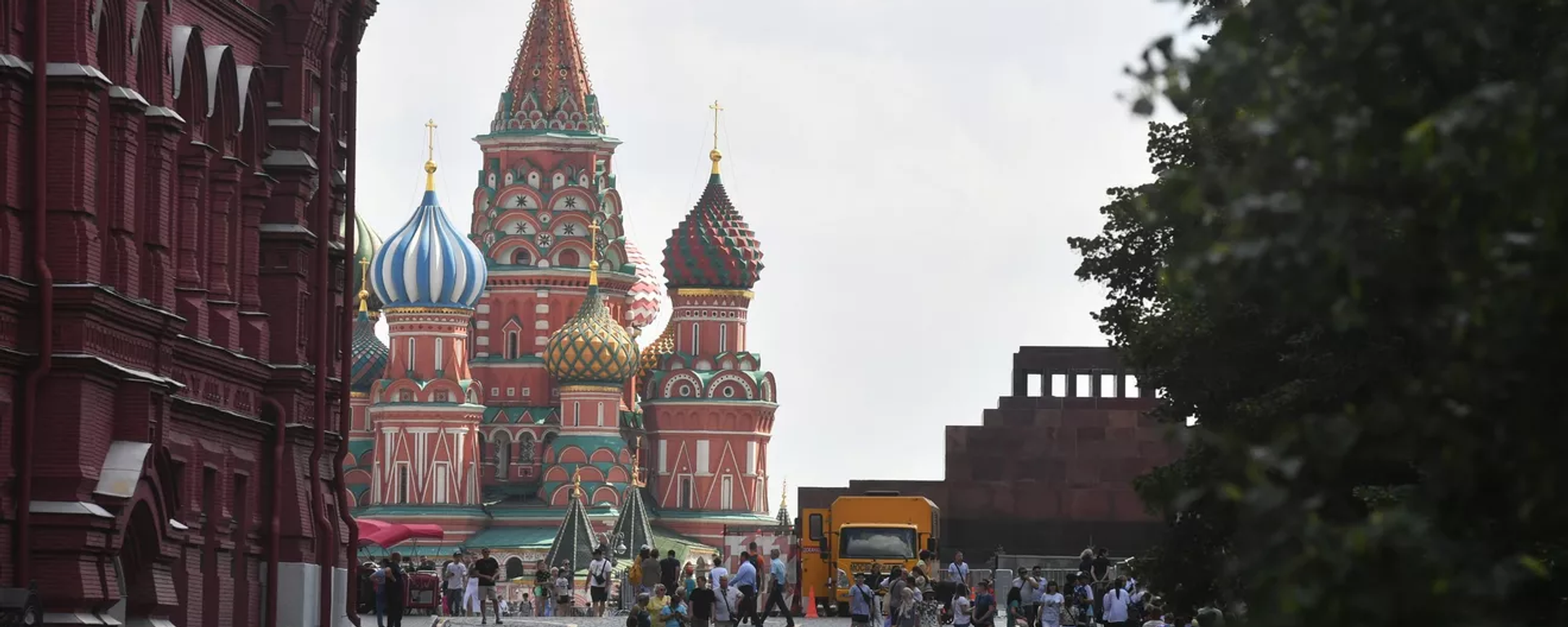 People on Red Square in Moscow - Sputnik भारत, 1920, 26.07.2024