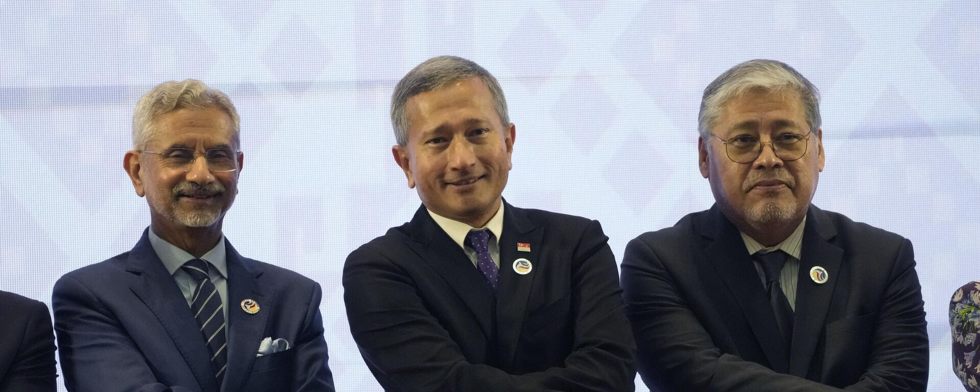 Indian Foreign Minister Subramanyam Jaishankar, Singapore's Foreign Minister Vivian Balakrishnan and Philippine Foreign Secretary Enrique Manalo hold hands for a group photo at the ASEAN Post Ministerial Conference with India - Sputnik India, 1920, 26.07.2024