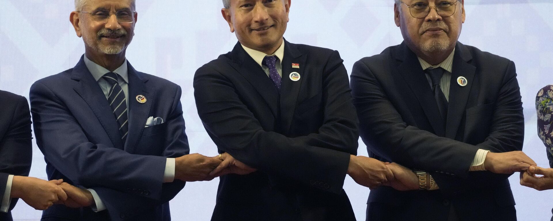 Indian Foreign Minister Subramanyam Jaishankar, Singapore's Foreign Minister Vivian Balakrishnan and Philippine Foreign Secretary Enrique Manalo hold hands for a group photo at the ASEAN Post Ministerial Conference with India - Sputnik भारत, 1920, 26.07.2024