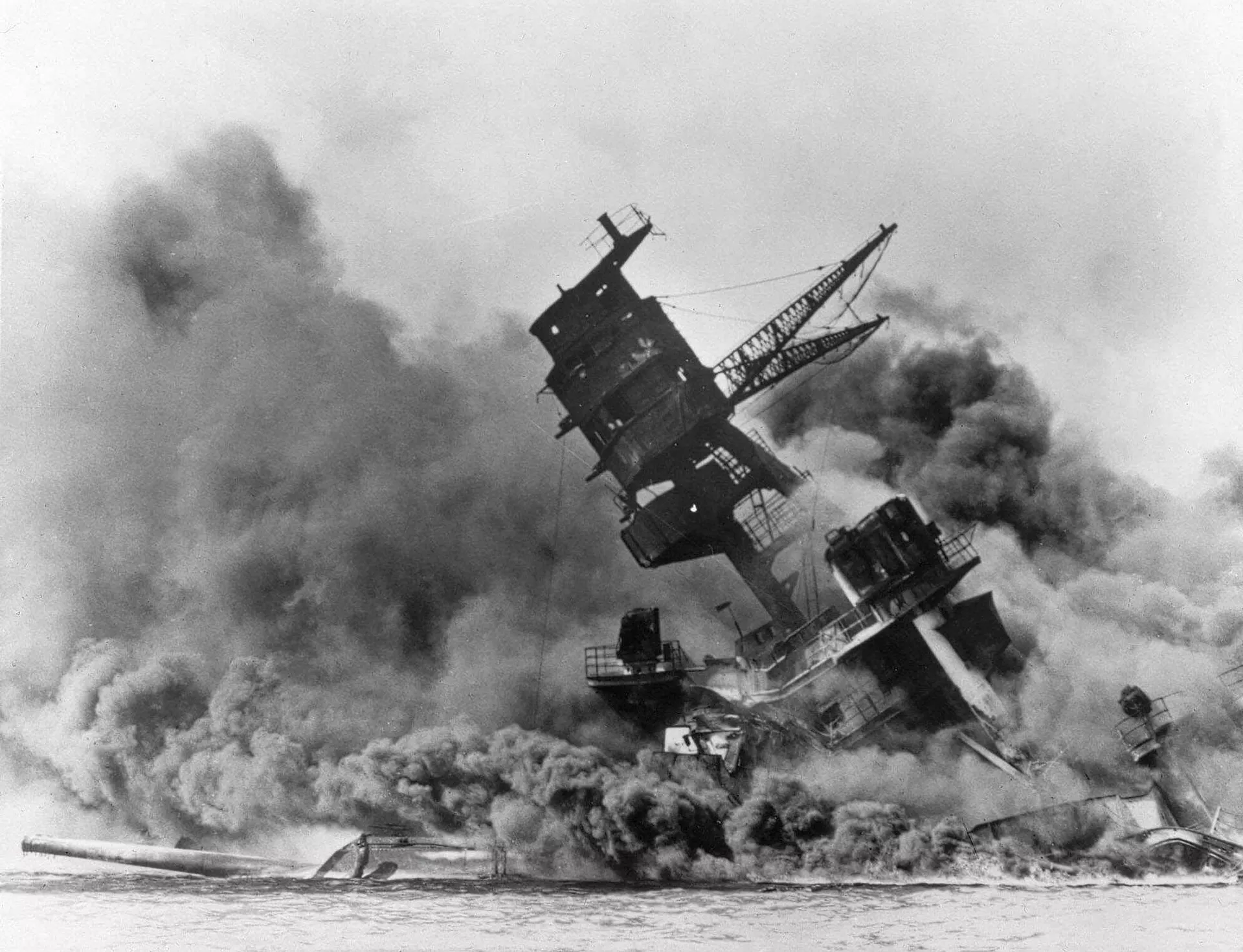 In this Dec. 7, 1941 file photo, smoke rises from the battleship USS Arizona as it sinks during a Japanese surprise attack on Pearl Harbor, Hawaii In this Dec. 7, 1941 file photo, smoke rises from the battleship USS Arizona as it sinks during a Japanese surprise attack on Pearl Harbor, Hawaii - Sputnik India, 1920, 29.07.2024
