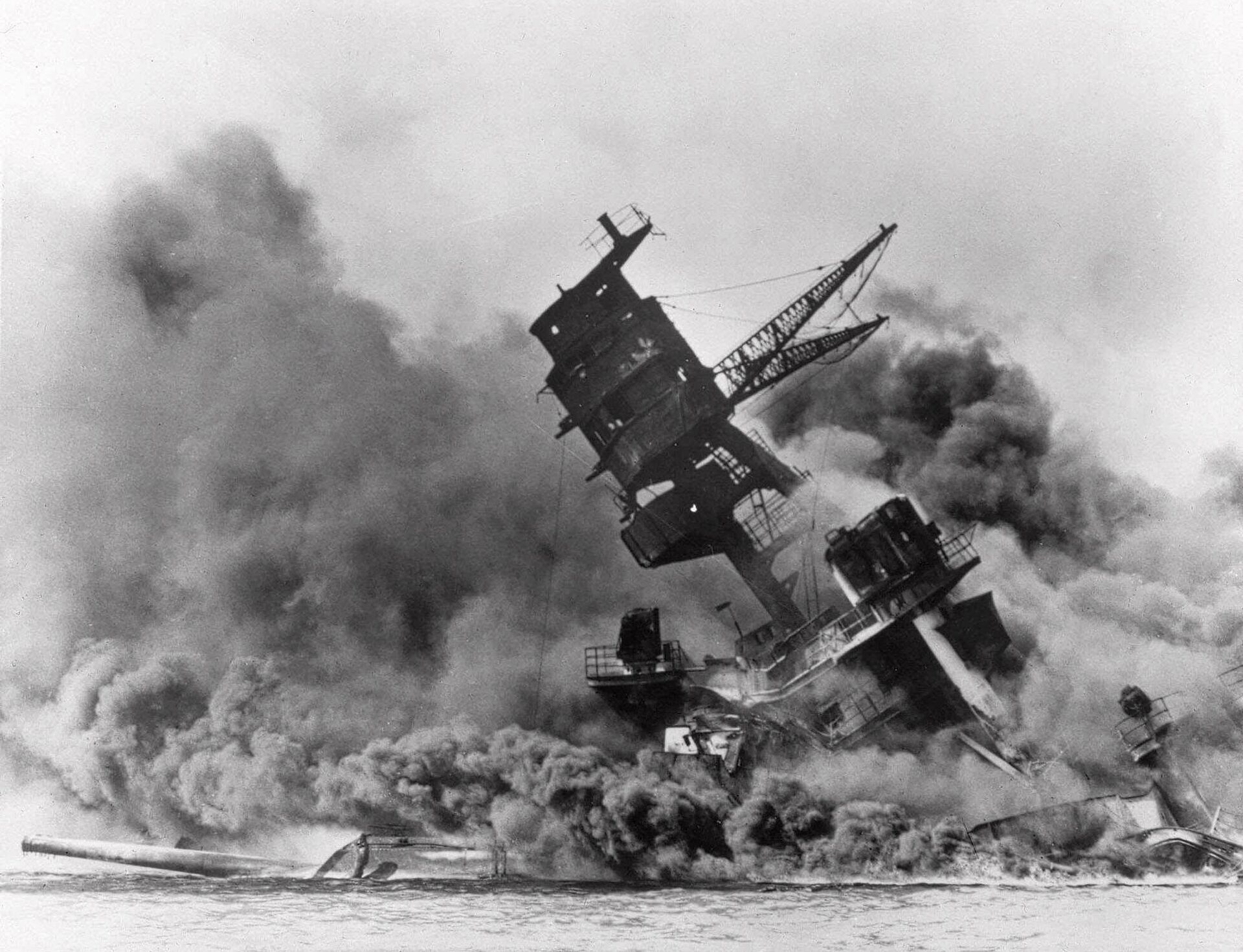 In this Dec. 7, 1941 file photo, smoke rises from the battleship USS Arizona as it sinks during a Japanese surprise attack on Pearl Harbor, Hawaii - Sputnik India, 1920, 29.07.2024