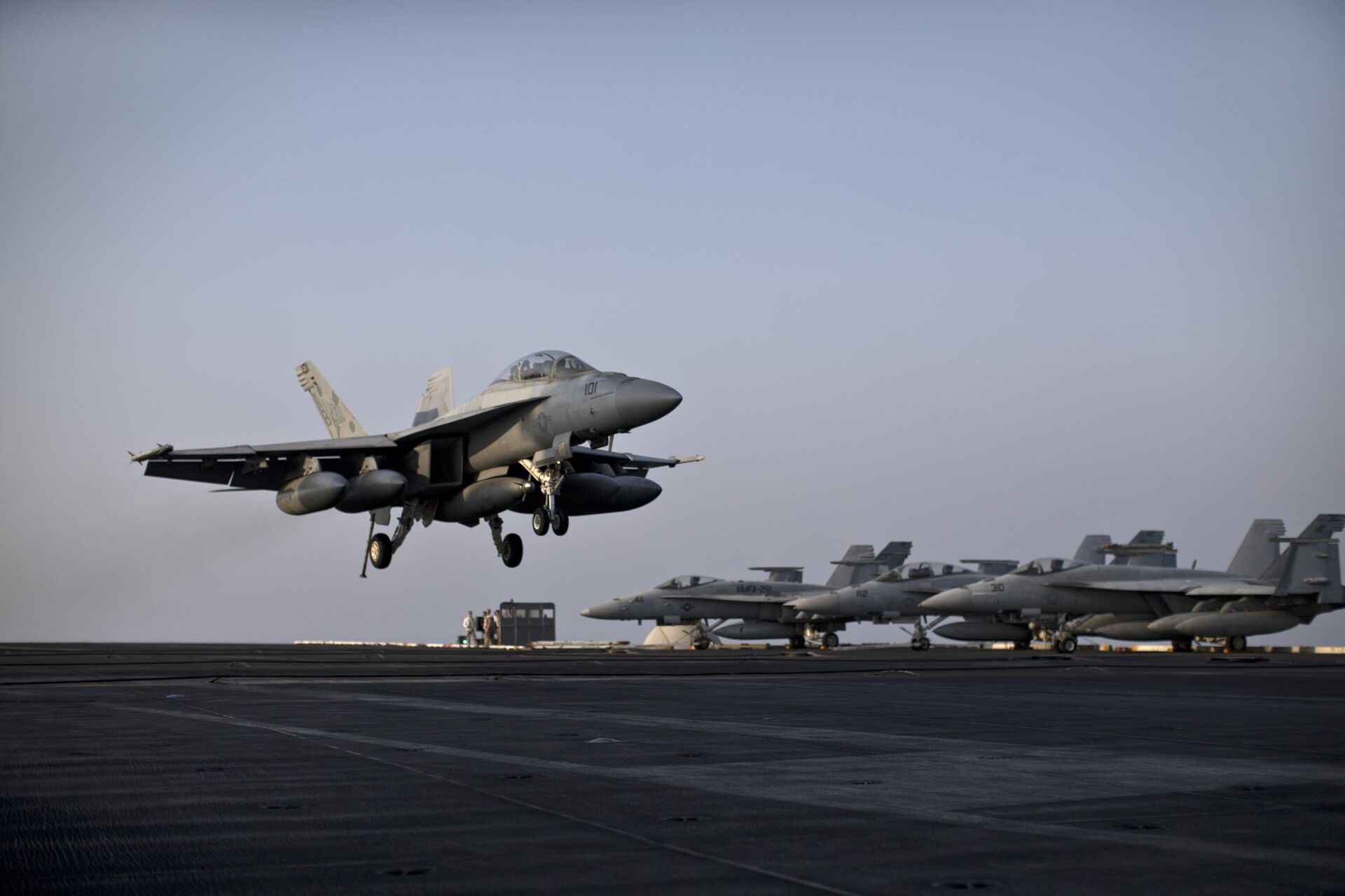 A U.S. Navy fighter jet is about to land on the flight deck of USS Theodore Roosevelt aircraft carrier, Thursday, Sept. 10, 2015 - Sputnik India, 1920, 29.07.2024