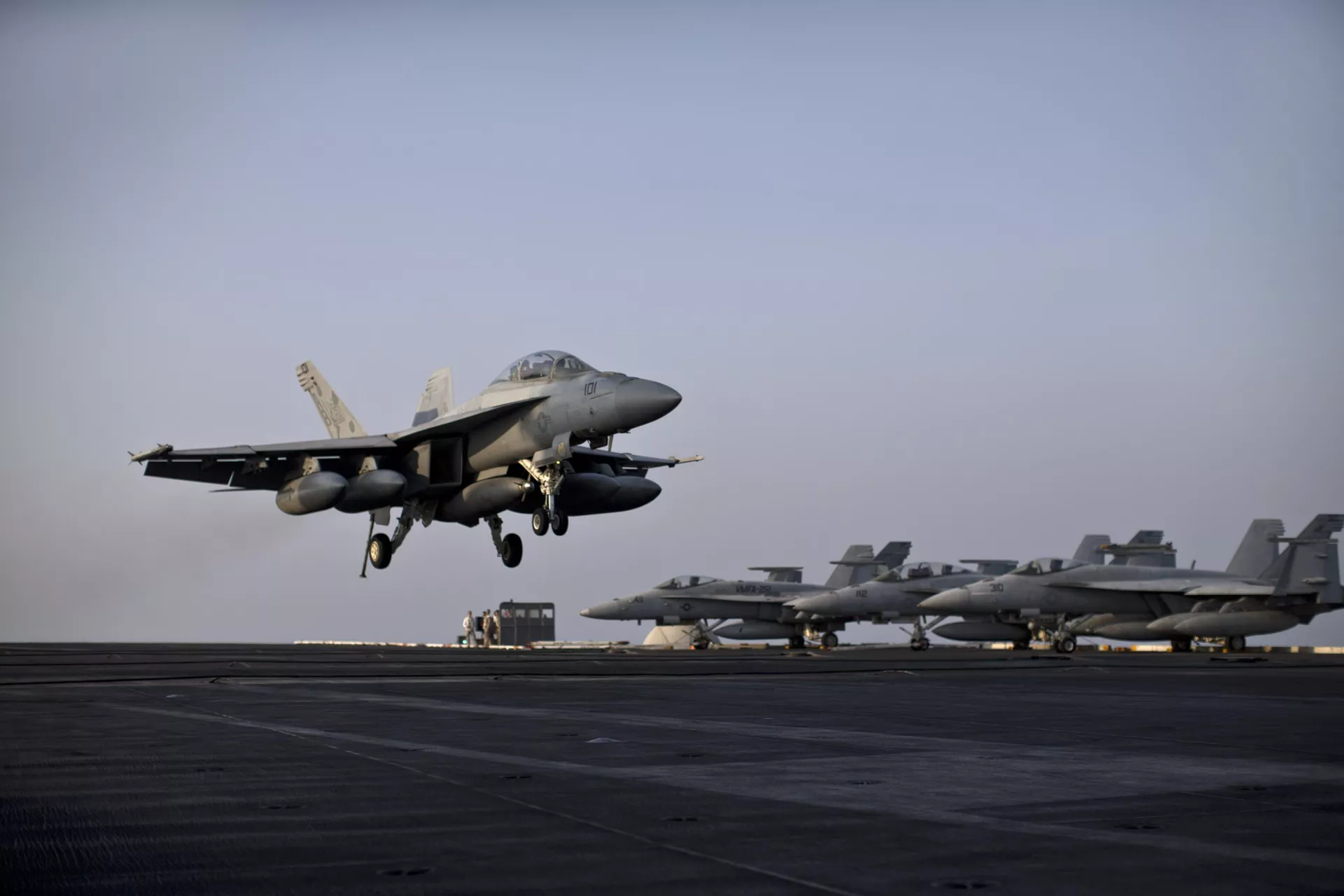 A U.S. Navy fighter jet is about to land on the flight deck of USS Theodore Roosevelt aircraft carrier, Thursday, Sept. 10, 2015 A U.S. Navy fighter jet is about to land on the flight deck of USS Theodore Roosevelt aircraft carrier, Thursday, Sept. 10, 2015 - Sputnik India, 1920, 29.07.2024