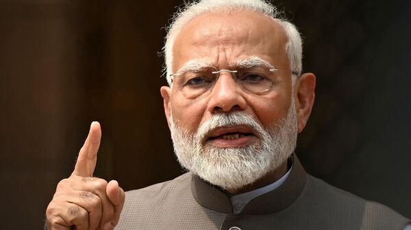 India's Prime Minister Narendra Modi addresses upon his arrival to attend the monsoon session of the parliament in New Delhi on July 22, 2024. - Sputnik भारत