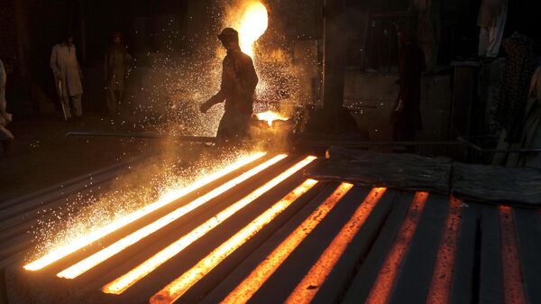 Laborers work at a steel mill in Lahore, Pakistan, Saturday, April 30, 2016. Pakistan will observe International Labor Day on Sunday along with other nations worldwide. (AP Photo/K.M. Chaudary) - Sputnik India