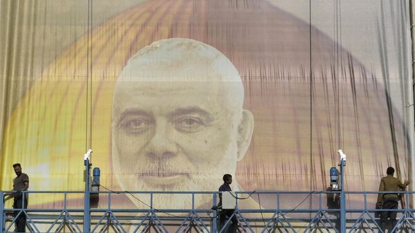 Iranian workers install a huge banner on a wall showing a portrait of Hamas leader Ismail Haniyeh and the Dome of Rock Mosque at the Al-Aqsa Mosque compound of Jerusalem at Felestin (Palestine) Sq. in Tehran, Iran, Wednesday, July 31, 2024. Haniyeh was assassinated in Tehran, Iran's paramilitary Revolutionary Guard said early Wednesday.  - Sputnik भारत