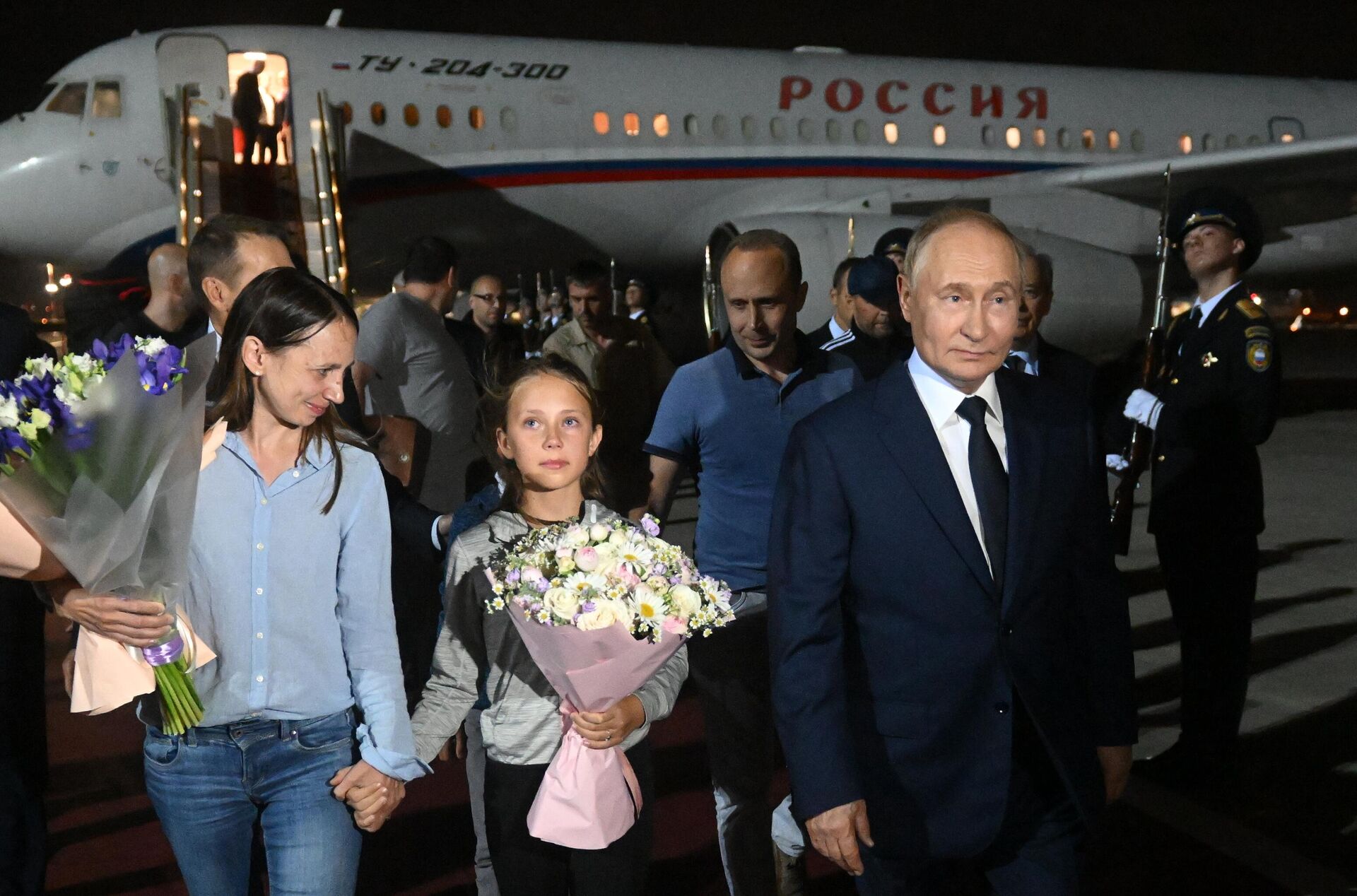 President Vladimir Putin mets Russian citizens who were released as a result of the exchange at the airport - Sputnik भारत, 1920, 02.08.2024