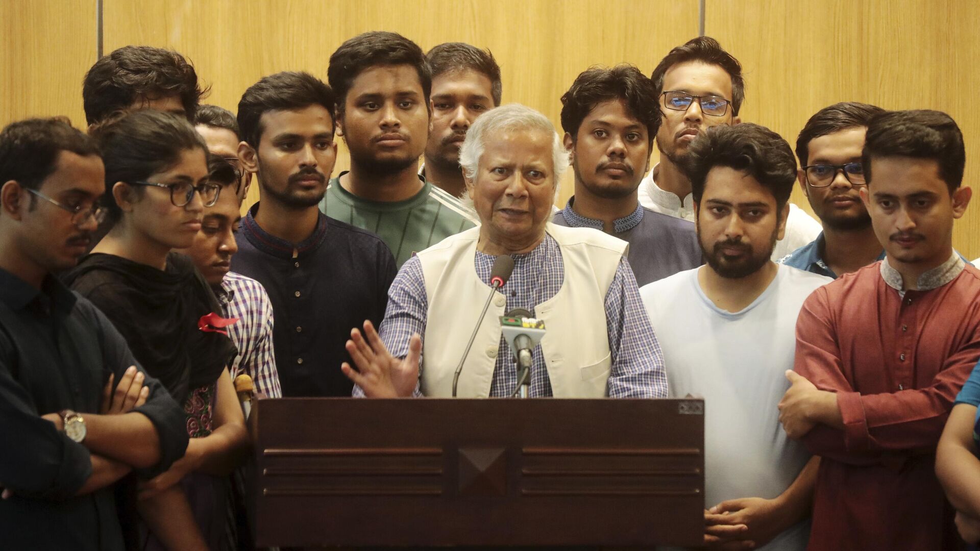 Nobel laureate Muhammad Yunus speaks to the media after his arrival at the airport in Dhaka, Bangladesh, Thursday, Aug. 8, 2024.  - Sputnik India, 1920, 09.08.2024