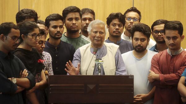 Nobel laureate Muhammad Yunus speaks to the media after his arrival at the airport in Dhaka, Bangladesh, Thursday, Aug. 8, 2024.  - Sputnik India
