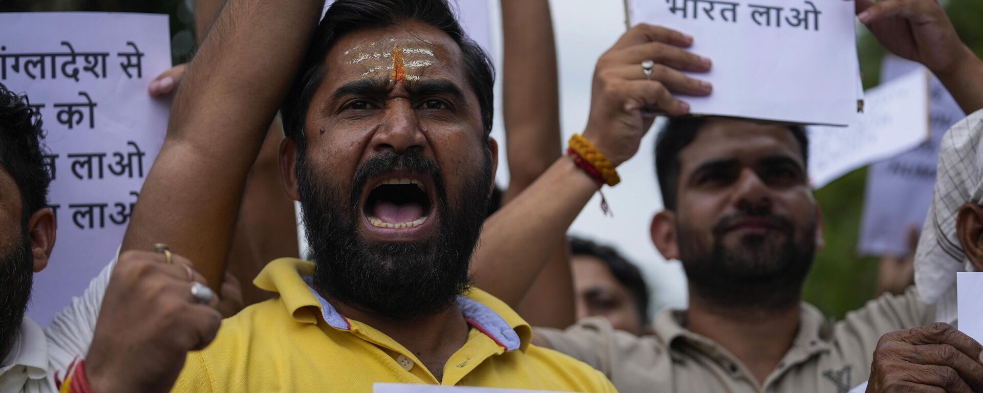 A small group of activists of right-wing Hindu group Shurveer Jammu Sangathan reacting to reports of attacks on Hindu temples and houses of Hindus in Bangladesh, shout slogans during a protest in Jammu, India, Thursday, Aug.8, 2024. - Sputnik भारत, 1920, 08.08.2024