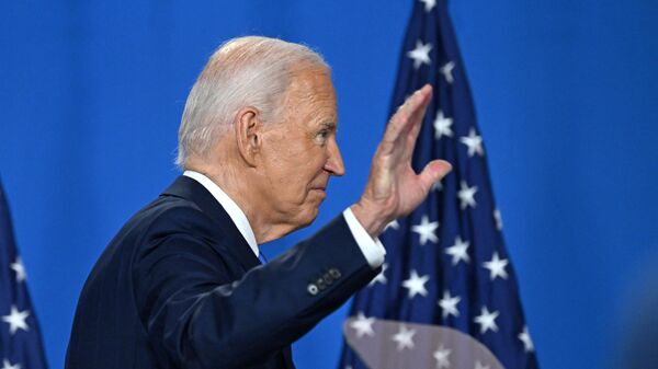 US President Joe Biden waves as he leaves after speaking during a press conference at the close of the 75th NATO Summit at the Walter E. Washington Convention Center in Washington, DC on July 11, 2024.  - Sputnik भारत