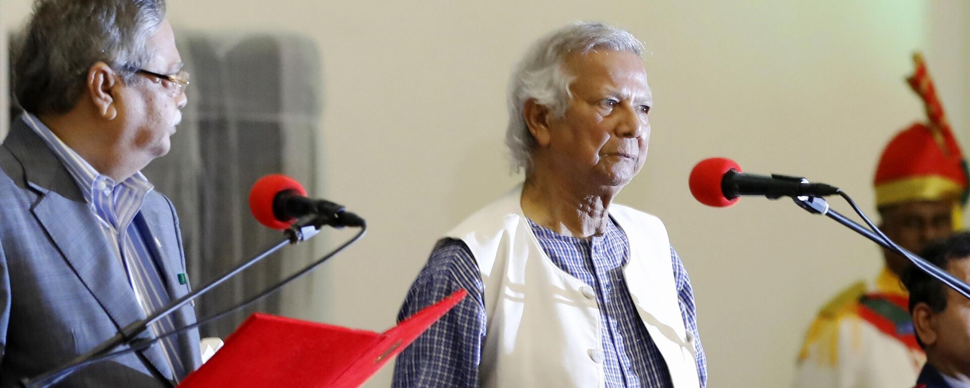 Bangladesh's figurehead President Mohammed Shahabuddin administers the oath of office to Nobel laureate Muhammad Yunus, right, as the head of Bangladesh's interim government, in Dhaka, Bangladesh, Thursday, Aug. 8, 2024. (AP Photo/Rajib Dhar) - Sputnik भारत, 1920, 12.08.2024