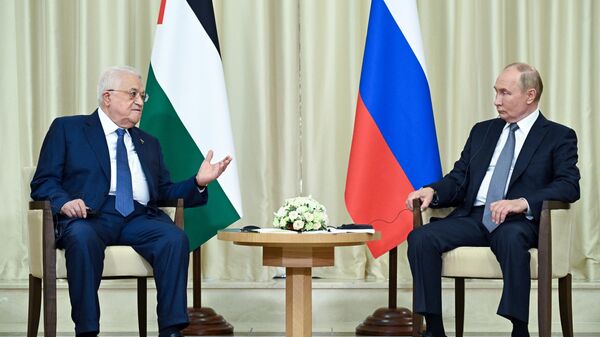 Russian President Vladimir Putin and Palestinian President Mahmoud Abbas attend a meeting at the Novo-Ogaryovo state residence, outside Moscow, Russia. - Sputnik भारत