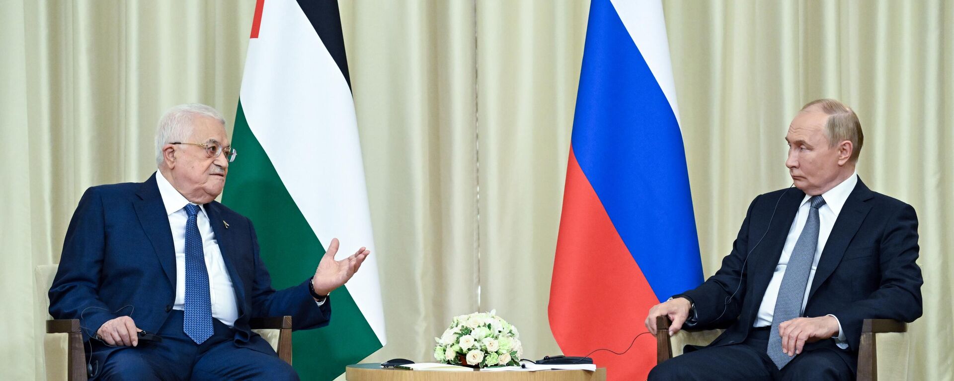 Russian President Vladimir Putin and Palestinian President Mahmoud Abbas attend a meeting at the Novo-Ogaryovo state residence, outside Moscow, Russia. - Sputnik भारत, 1920, 13.08.2024