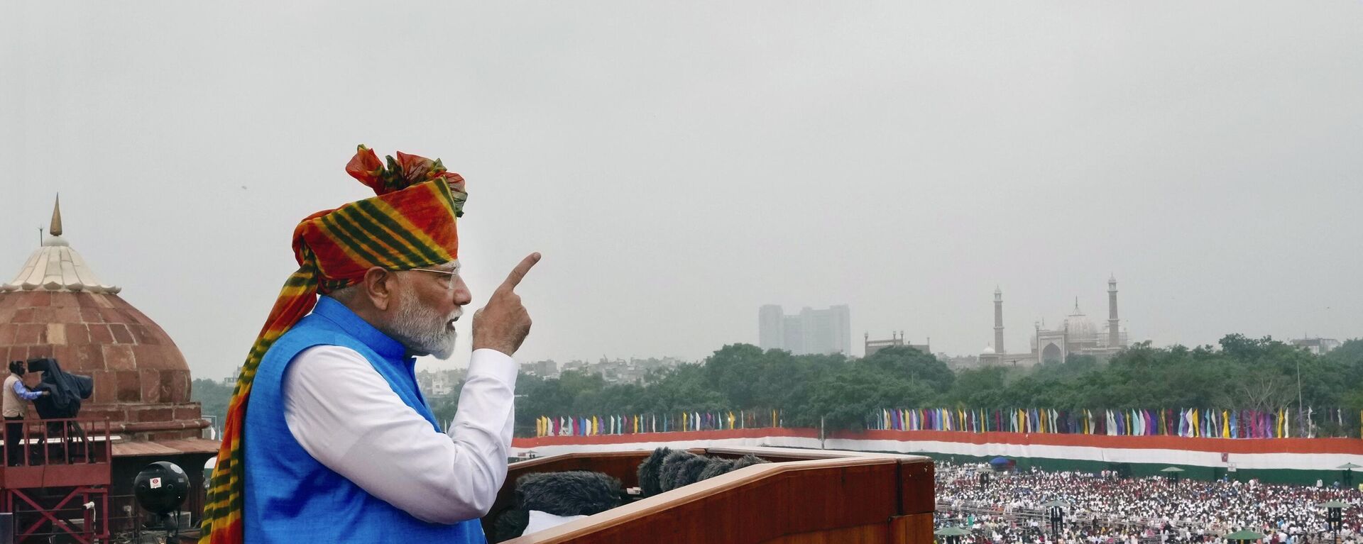 Indian Prime Minister Narendra Modi addresses the nation from the 17th century Mughal-era Red Fort monument during the country's Independence Day celebrations in New Delhi, India, Thursday, Aug. 15, 2024. - Sputnik भारत, 1920, 15.08.2024