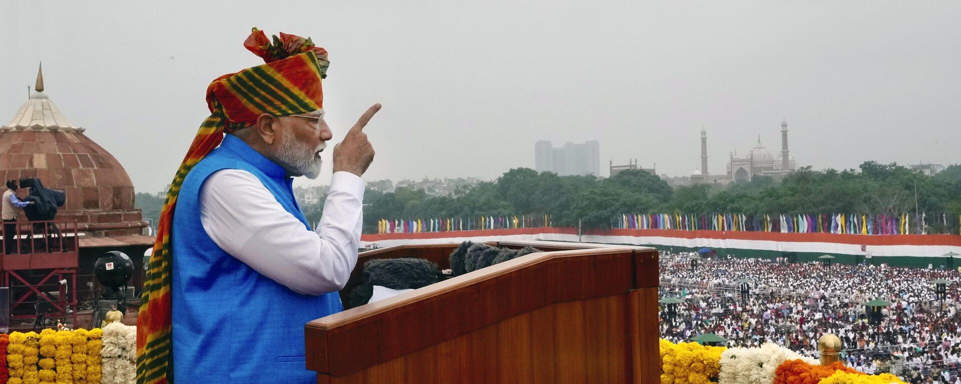 Indian Prime Minister Narendra Modi addresses the nation from the 17th century Mughal-era Red Fort monument during the country's Independence Day celebrations in New Delhi, India, Thursday, Aug. 15, 2024. - Sputnik भारत, 1920, 15.08.2024