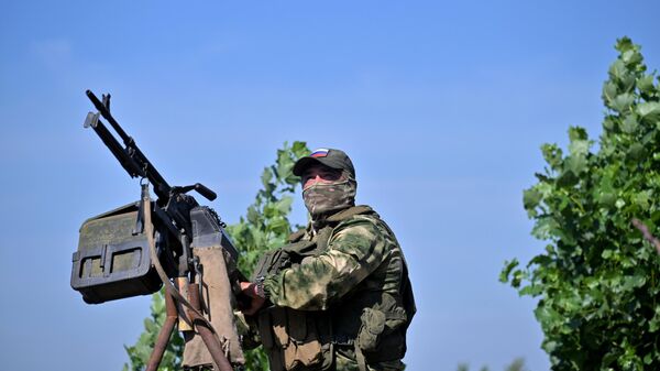 A Russian serviceman of the Central military district prepares to fire a machine gun - Sputnik भारत