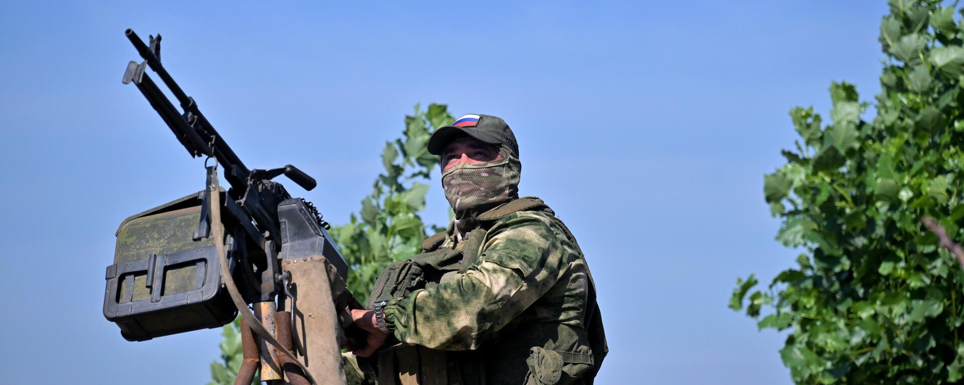 A Russian serviceman of the Central military district prepares to fire a machine gun - Sputnik भारत, 1920, 15.08.2024