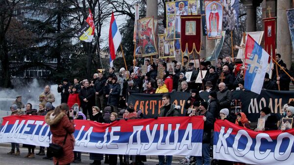 Верующие на крестном ходе в поддержку сохранения Косово и Метохии в составе Сербии, у церкви Святого Марка в Белграде - Sputnik India