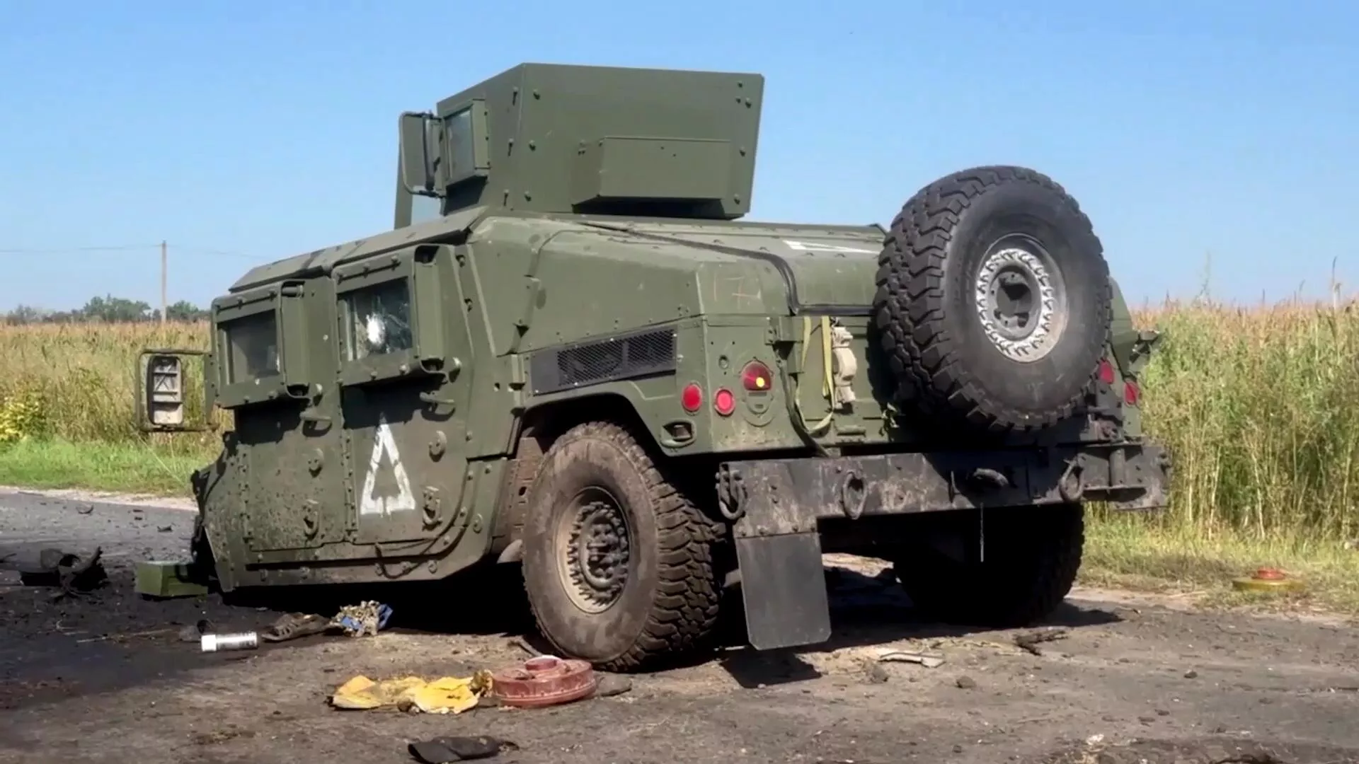 Ukrainian Humvee stopped by naval infantry from the Russian Black Sea Fleet in Kursk region.