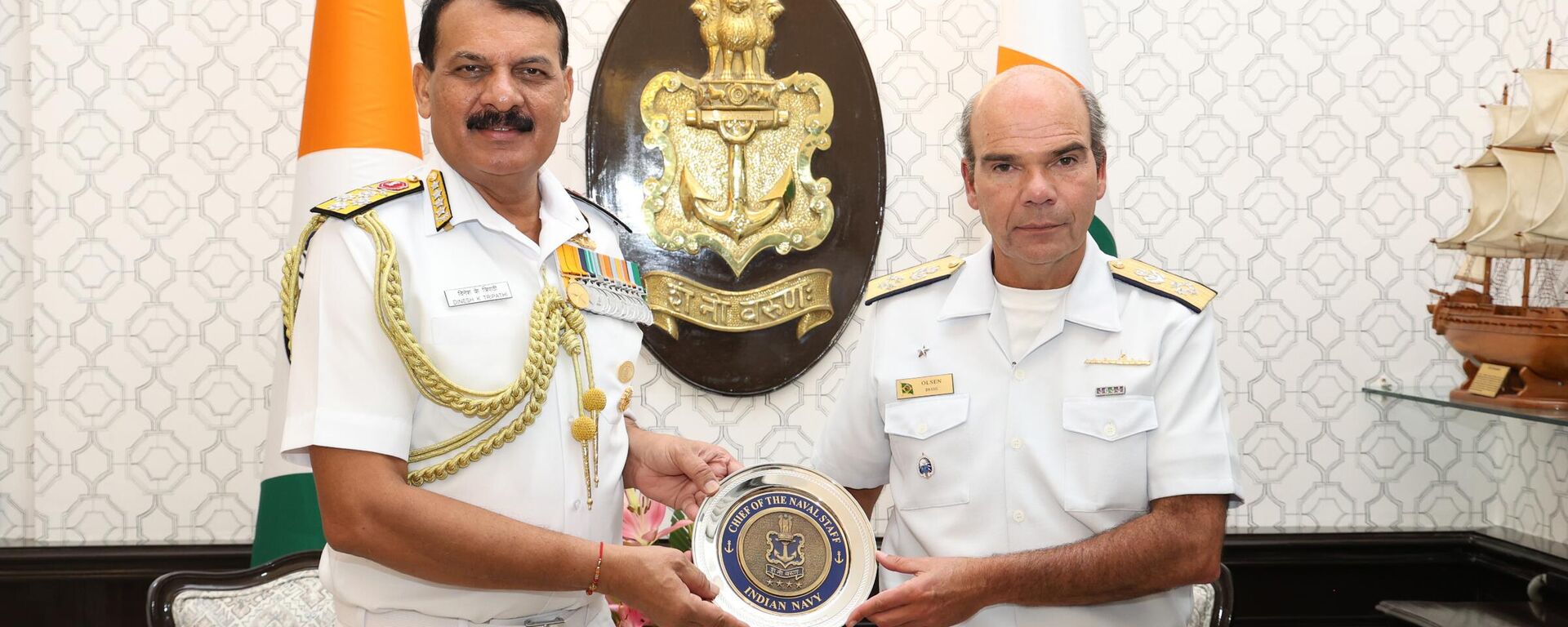 Adm Marcos Sampaio Olsen, Brazilian Navy Commander, and Adm Dinesh K Tripathi, Chief of the Naval Staff (IN) in New Delhi  - Sputnik India, 1920, 21.08.2024