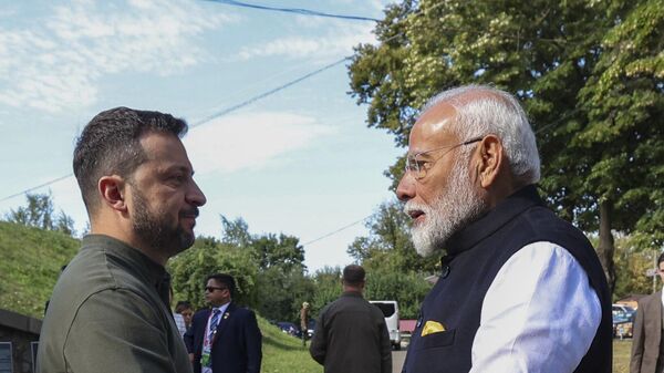 This photograph provided by Indian Prime Minister’s office shows Indian Prime Minister Narendra Modi, right, meeting with Ukrainian President Volodymyr Zelenskyy at the Martyrologist Exposition in Kyiv, Ukraine, Friday, Aug.23, 2024. (Indian Prime Minister’s office via AP) - Sputnik India