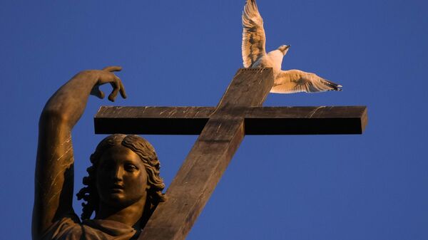 A seagull sits on a statue of an angel fixed atop the Alexander Column in central St. Petersburg, Russia, Monday, March 21, 2022. - Sputnik भारत