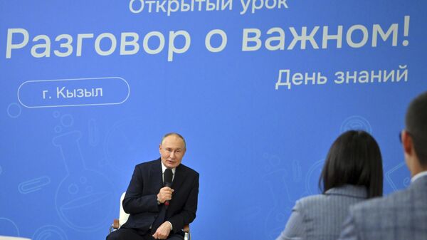 Russian President Vladimir Putin holds an open lesson on the first day of school year at the school No 20 in Kyzyl, Republic of Tyva, Russia, Monday, Sept. 2, 2024. - Sputnik भारत