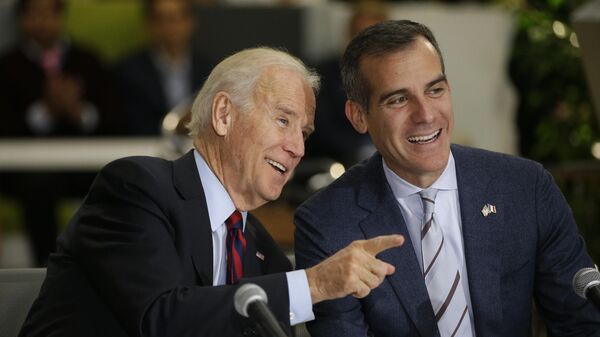 FILE - In this Nov. 16, 2015 file photo, Democratic presidential candidate former Vice President Joe Biden, left, talks to Los Angeles Mayor Eric Garcetti during a roundtable discussion in Los Angeles.  The 2020 vice presidential search now rests with Democratic presidential candidate Joe Biden as he prepares to pick just the third woman in history for a major U.S. party's national ticket. There's a group of key advisers who have helped shape his options and present him with reams of pros and cons for potential vice presidents. They include Delaware Rep. Lisa Blunt Rochester, former Connecticut Sen. Chris Dodd, Los Angeles Mayor Eric Garcetti and former Apple executive and longtime Biden adviser Cynthia Hogan. They're aided by lawyers with deep ties to Democratic politics and former President Barack Obama.  (AP Photo/Jae C. Hong) - Sputnik India