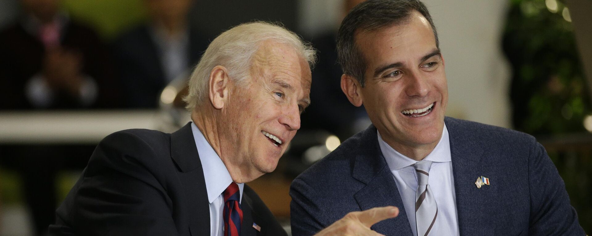 FILE - In this Nov. 16, 2015 file photo, Democratic presidential candidate former Vice President Joe Biden, left, talks to Los Angeles Mayor Eric Garcetti during a roundtable discussion in Los Angeles.  The 2020 vice presidential search now rests with Democratic presidential candidate Joe Biden as he prepares to pick just the third woman in history for a major U.S. party's national ticket. There's a group of key advisers who have helped shape his options and present him with reams of pros and cons for potential vice presidents. They include Delaware Rep. Lisa Blunt Rochester, former Connecticut Sen. Chris Dodd, Los Angeles Mayor Eric Garcetti and former Apple executive and longtime Biden adviser Cynthia Hogan. They're aided by lawyers with deep ties to Democratic politics and former President Barack Obama.  (AP Photo/Jae C. Hong) - Sputnik India, 1920, 25.09.2024