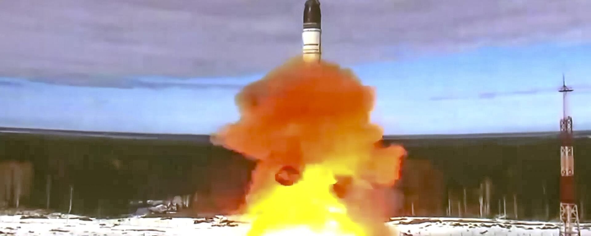 In this handout photo released by the Roscosmos Space Agency Press Service on April 20, 2022, the Sarmat intercontinental ballistic missile is launched from Plesetsk in northwestern Russia. - Sputnik भारत, 1920, 04.09.2024