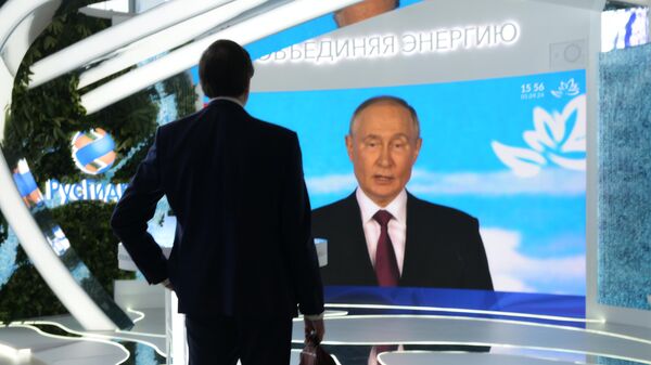 Broadcast of Russian President Vladimir Putin's speech at the plenary session of the Eastern Economic Forum 2024 - Sputnik India